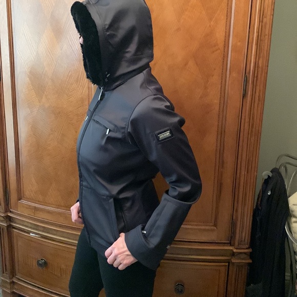 SPYDER SKI JACKET with removable fur cuffs and hood. Warm and super stylish! - Picture 2 of 6